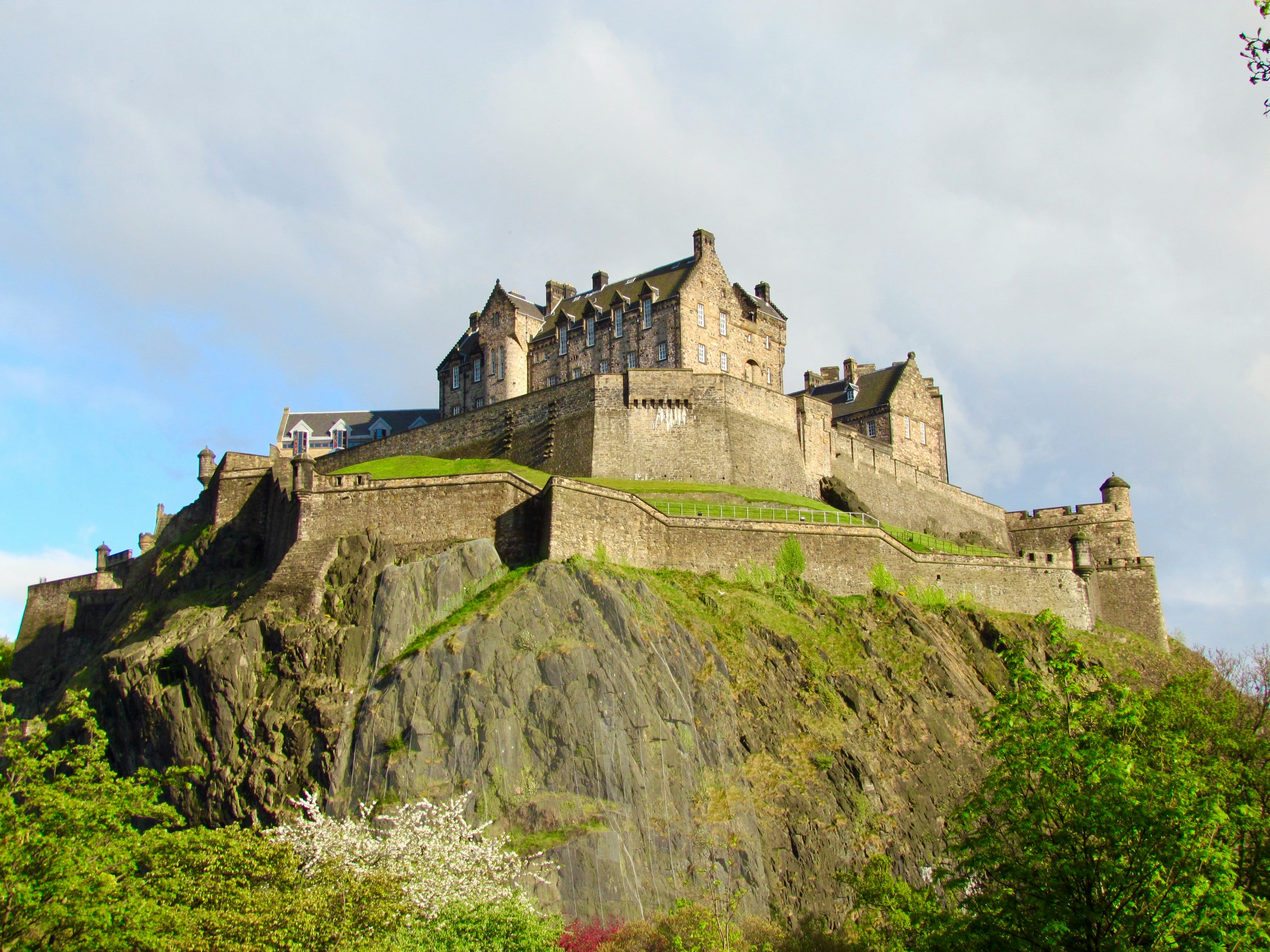 Edinburgh Castle: Scotland's Iconic Royal Fortress - A Complete Visitor's Guide