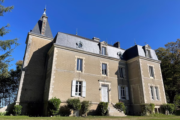 Château De La Grillere: Pool & Private Parkland