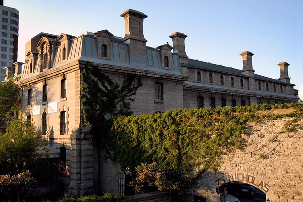 Saintlo Ottawa Jail Hostel